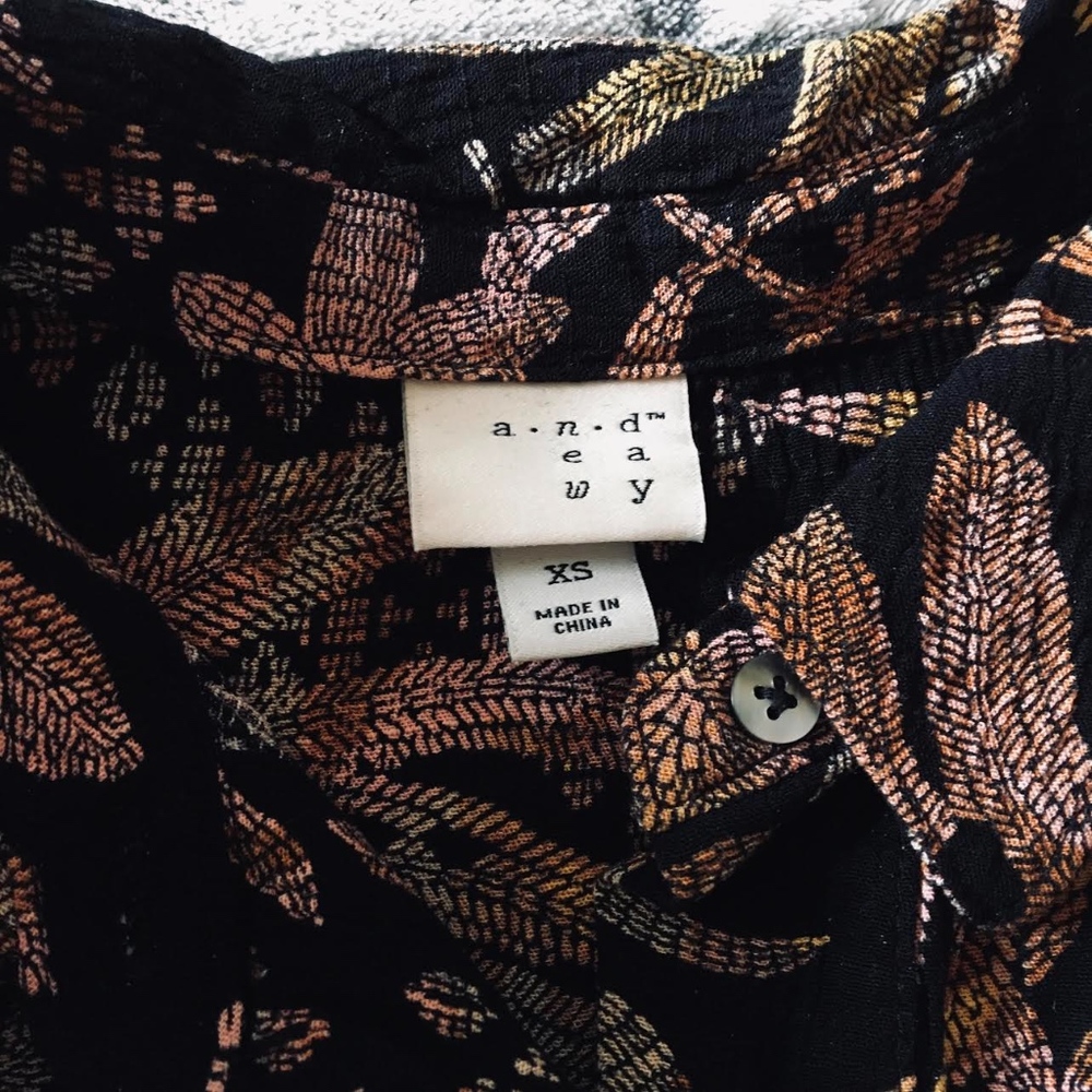 A New Day Tropical Leaf Top - Picture 4 of 6